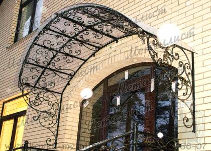 Kruzhevo Kovanogo Kozyrka S Polikarbonatom Foto